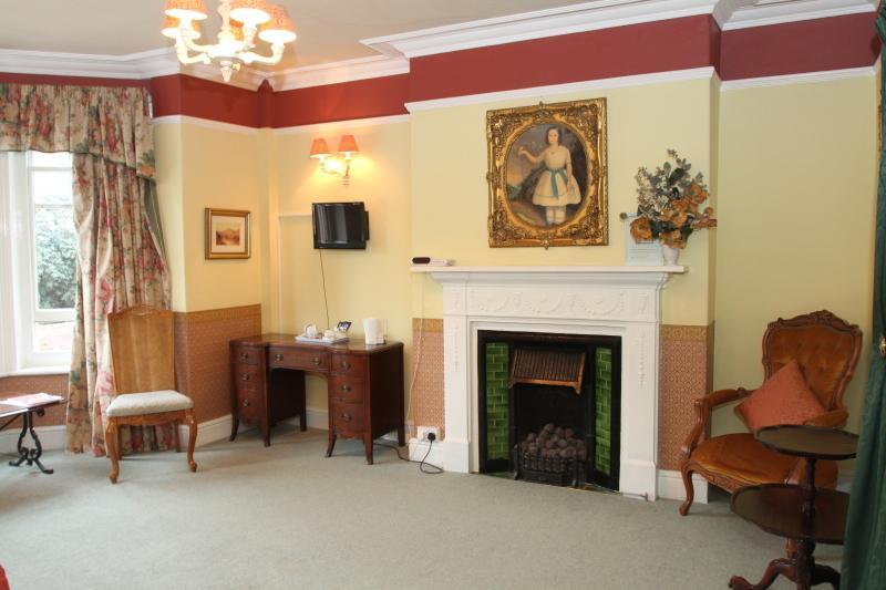 The Montpellier Hotel Llandrindod Wells Buitenkant foto